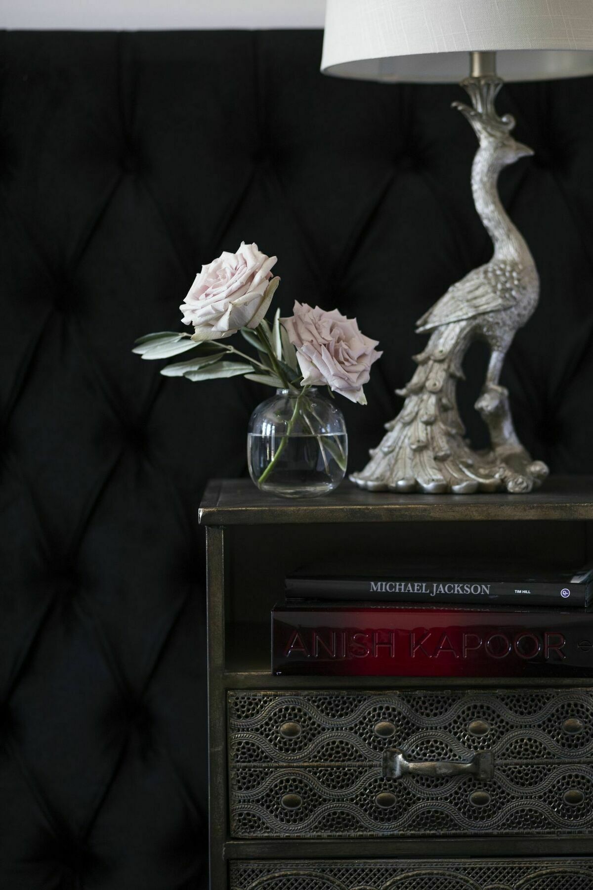 Daylesford Art Motel Exterior foto A vase of flowers